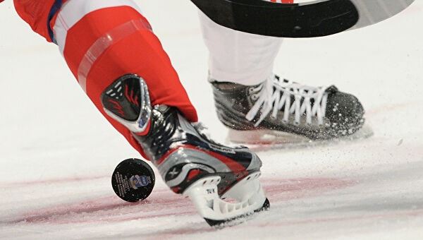 <br />
18-летний российский хоккеист уложил на лед 100-килограммового канадца<br />
